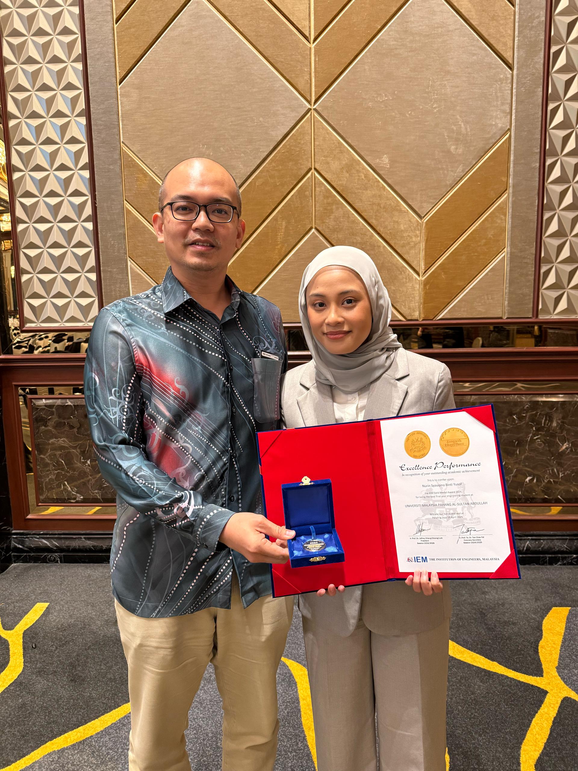 Congratulations to Nurin Syauqina, recipient of the IEM Gold Medal Award 2024 for being the Best Final Year Engineering Student from Faculty of Civil Engineeering Technology, UMPSA on 20th April 2025 at Sunway Resort Hotel, Selangor