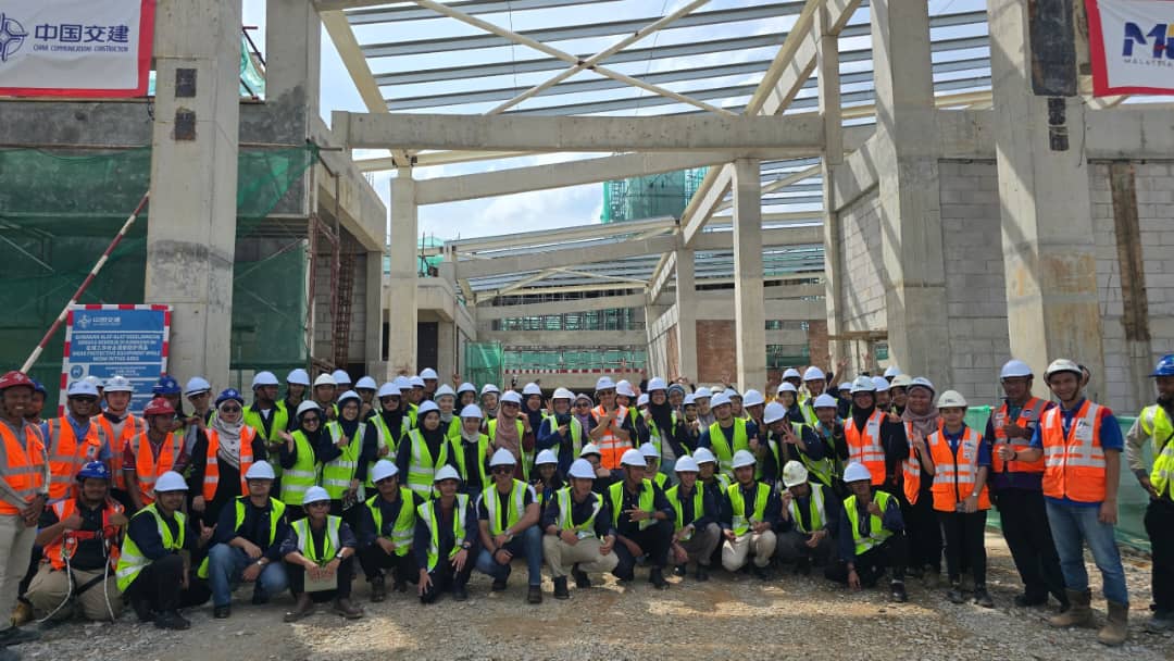 Lawatan pelajar Sarjana Muda Teknologi Kejuruteraan (Pengurusan Infrastruktur), Fakulti Teknologi Kejuruteraan Awam, UMPSA ke stesen ECRL Paya Besar, Kuantan bagi Kursus Studio 4 Infrastructure Planning, Program BTC, FTKA pada 14 Mei 2025
