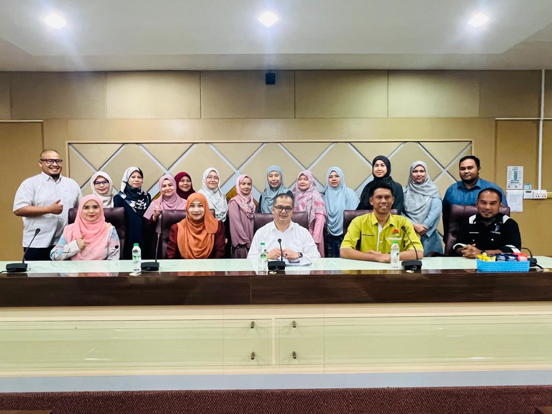 Mesyuarat Bersama Panel Penilai Luar, Prof. Ir. Dr. Mohd Haziman Wan Ibrahim, UTHM bagi Program Sarjana Muda Terknologi Kejuruteraan Awam (Bangunan) Dekan Kepujian, FTKA bertempat di Bilik Mesyuarat Senat Canseleri UMPSA Kampus Gambang pada 26 Mei 2025