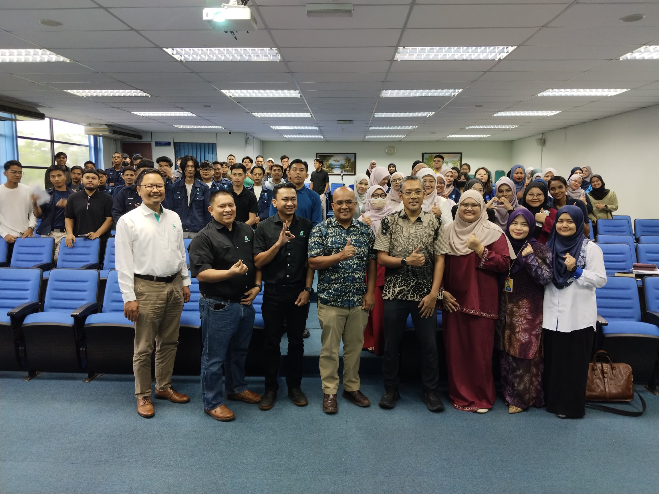 Lawatan Kunjungan dan Syarahan Industri oleh Pihak Petronas PMSG bagi pelajar Program Sarjana Muda Teknologi Kejuruteraan (Pengurusan Infrastruktur), FTKA pada 29 Mei 2025 bertempat di Auditorium Perpustakaan UMPSA Kampus Gambang