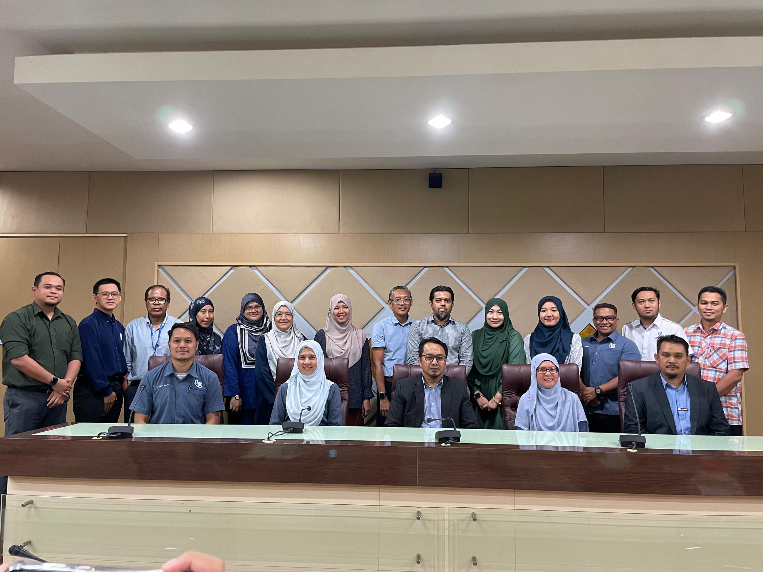 Sesi Kunjungan Hormat dari Delegasi Lembaga Lebuhraya Malaysia (LLM) ke Fakulti Teknologi Kejuruteraan Awam, Universiti Malaysia Pahang Al-Sultan Abdullah bertempat di Bilik Mesyuarat Senat UMPSA Kampus Gambang pada 16 Jun 2025