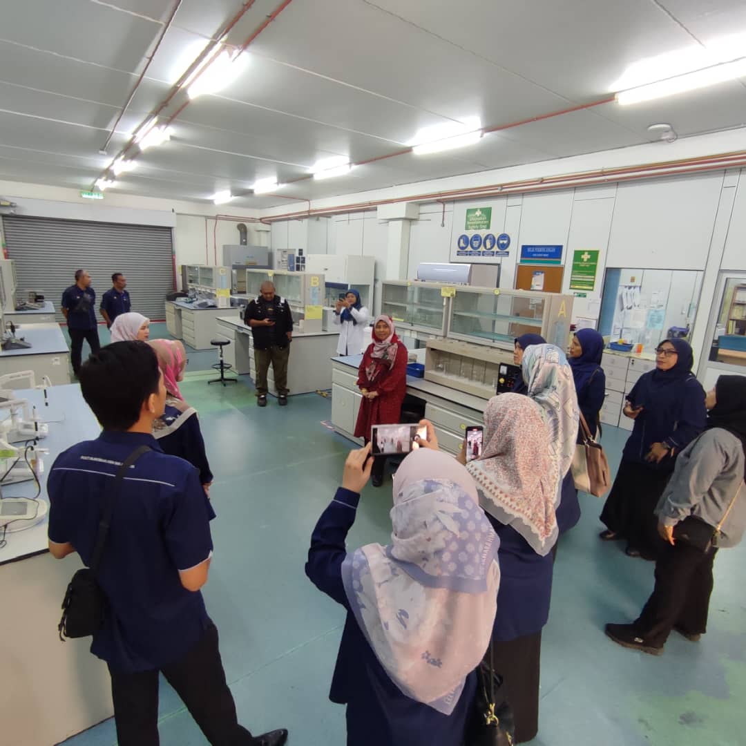 Lawatan Penanda Aras telah berlangsung dengan jayanya oleh pihak Fakulti Kejuruteraan Awam dan Alam Bina (FKAAB), (UTHM) ke Fakulti Teknologi Kejuruteraan Awam (FTKA), UMPSA pada 8 September 2025 bertempat di Makmal FTKA 