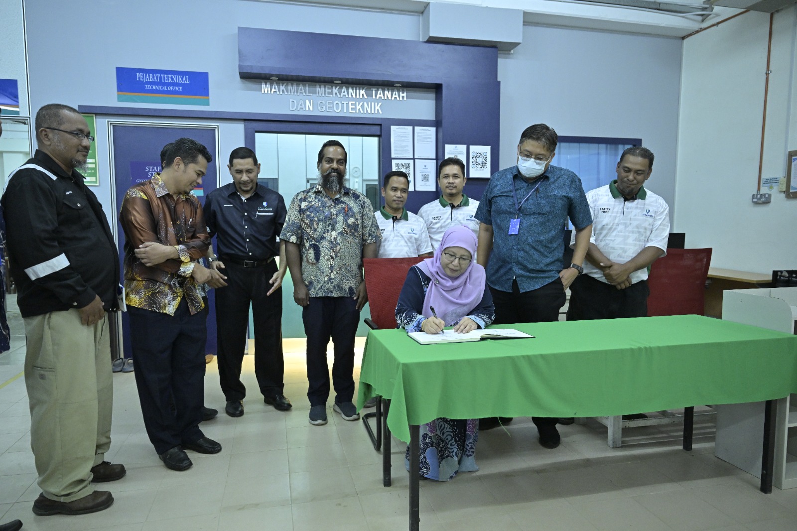 Fakulti Teknologi Kejuruteraan Awam telah menerima kunjungan daripada YBhg. Prof. Dr. Yatimah Alias, Naib Canselor UMPSA bersama Dekan FTKA, Dr. Noram Irwan Ramli serta Pengurusan dan wakil teknikal FTKA ke makmal-makmal FTKA pada 9 Oktober 2025