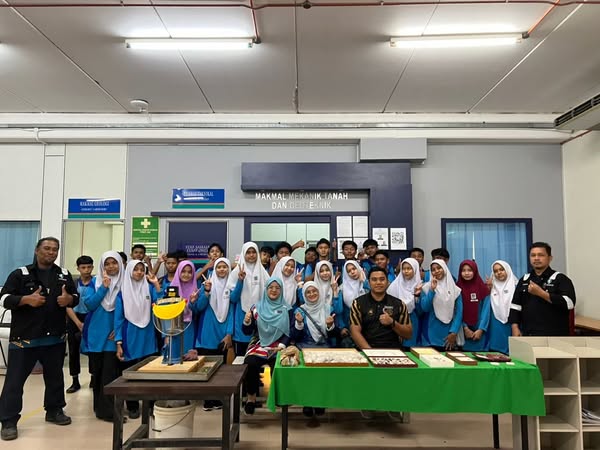 Lawatan Akademik daripada Pelajar SMK Padang Garuda dan SMK Seri Panching ke Fakulti Teknologi Kejuruteraan Awam, UMPSA sempena Hari Terbuka Makmal/Fakulti bersempena Festival of Ideas Peringkat Negeri Pahang pada 11 Oktober 2025 