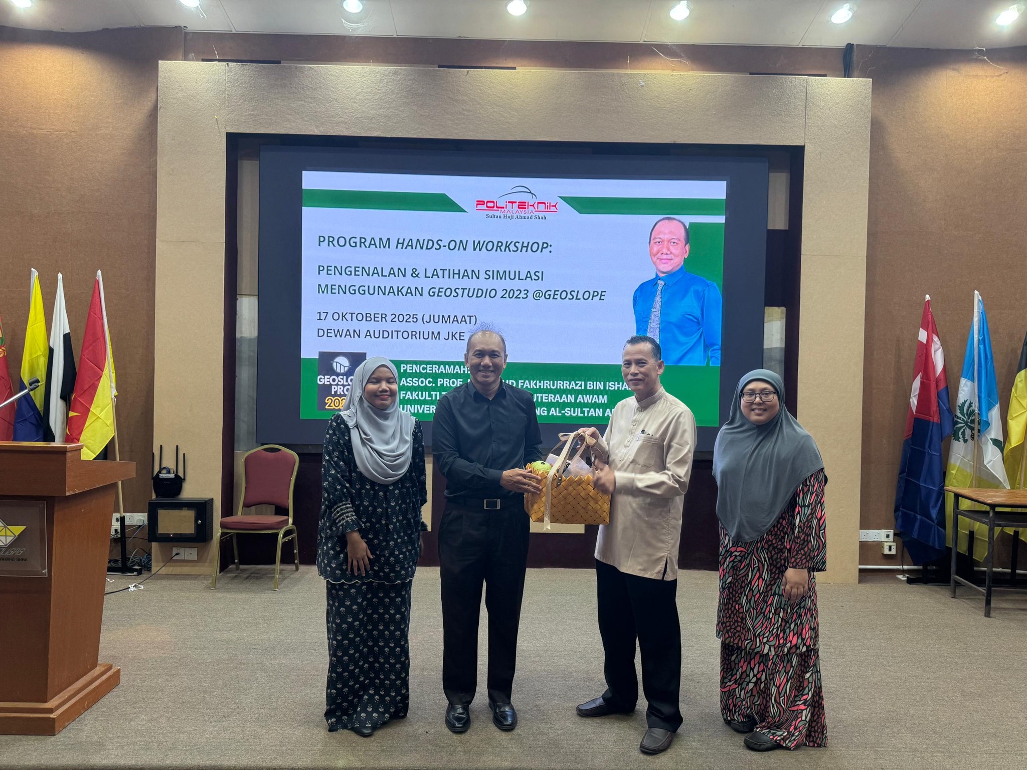 Bengkel Pengenalan dan Simulasi applikasI GEOSTUDIO’23 @ SLOPEW yang telah berlangsung pada 17 Oktober 2025 di Dewan Auditorium JKE, POLISAS, Kuantan dan disampaikan oleh PM Dr. Mohd Fakhrurrazi Ishak, Pensyarah Fakulti Teknologi Kejuruteraan Awam, UMPSA 