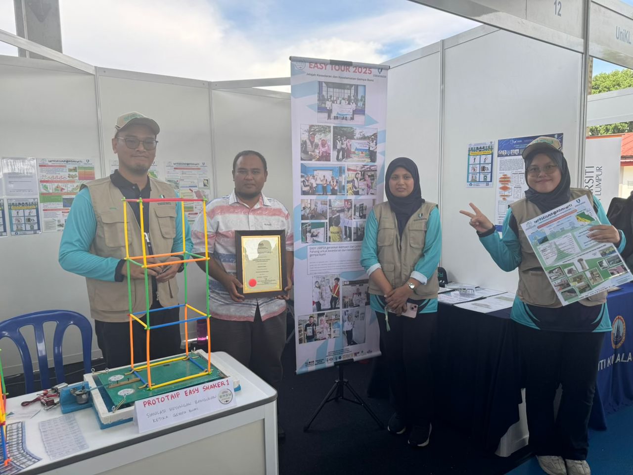 Pasukan Penyelidik Earthquake and Structural Stability (EASY) dari Fakulti Teknologi Kejuruteraan Awam, UMPSA turut serta memeriahkan sambutan Bulan Kesiapsiagaan Nasional 2025 pada 12 - 13 Oktober 2025 bertempat di Padang FA Jerantut, Pahang