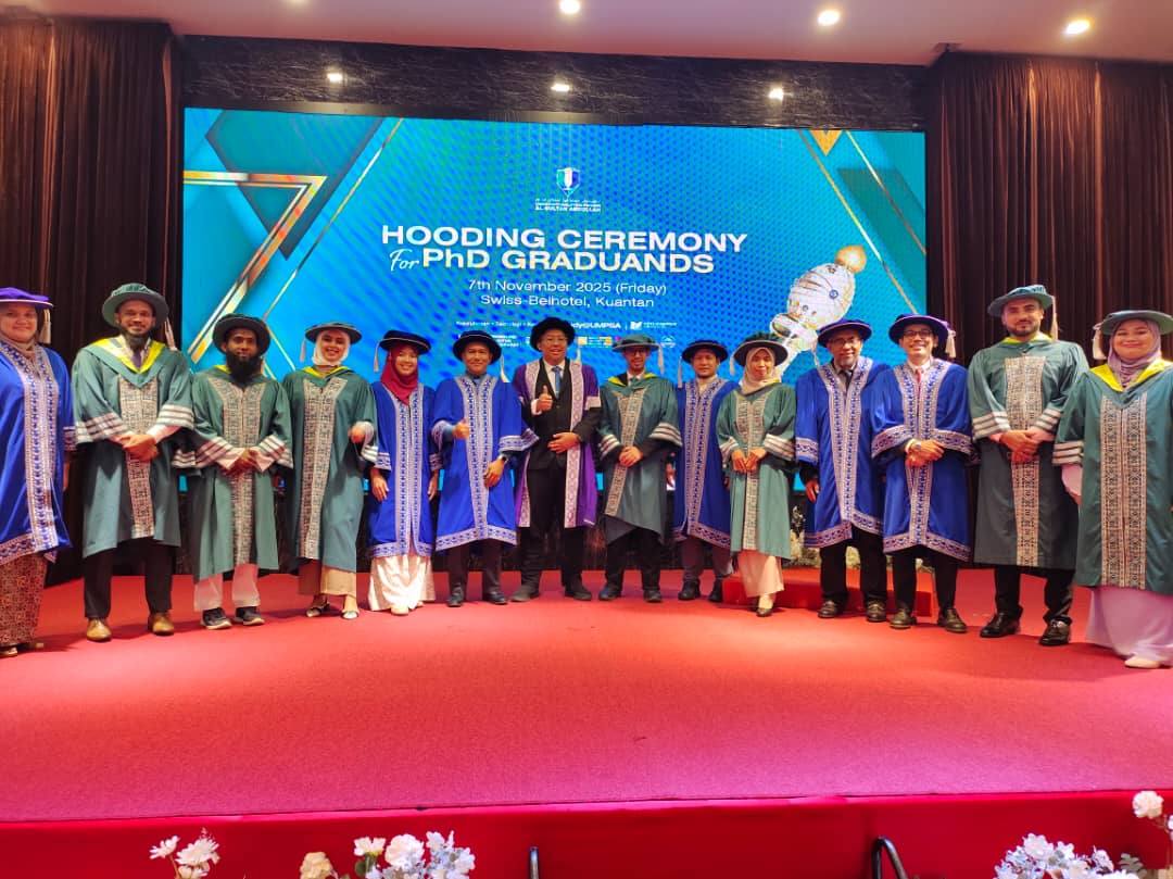 Setinggi-tinggi tahniah diucapkan kepada semua graduan program Doktor Falsafah Fakulti Teknologi Kejuruteraan Awam, UMPSA serta para penyelia yang telah diraikan dalam Majlis Hooding Ceremony pada 7 November 2025 bertempat di Swiss-Belhotel, Kuantan