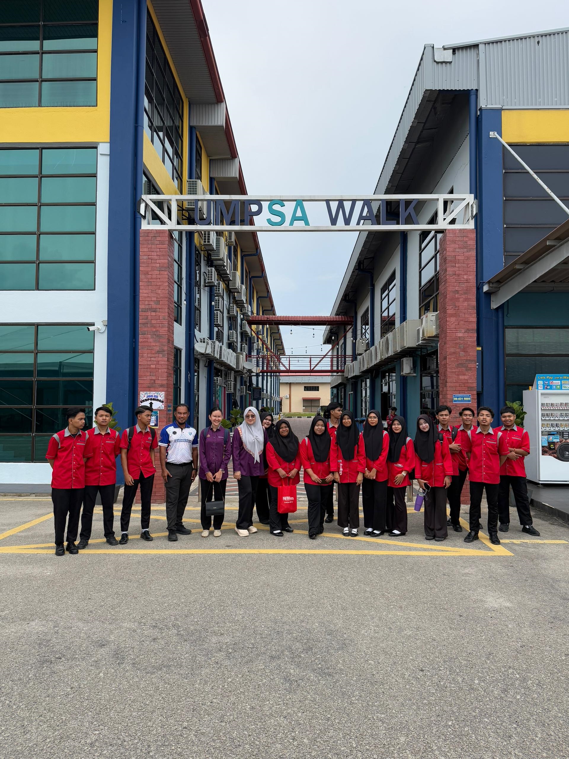 Lawatan Sambil Belajar Pelajar dari Kolej Vokasional Sultan Ahmad Shah (KVASAS) Rompin bagi Program Teknologi Pembinaan ke Fakulti Teknologi Kejuruteraan Awam, UMPSA pada 11 November 2025 bertempat di UMPSA Kampus Gambang