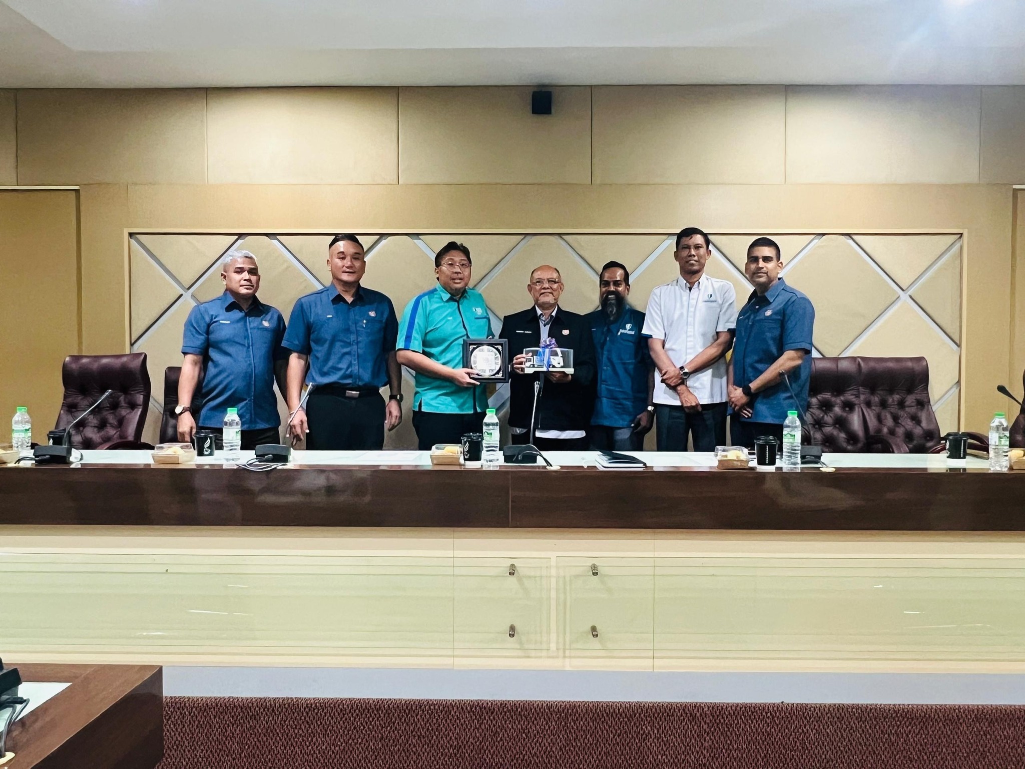 Fakulti Teknologi Kejuruteraan Awam, UMPSA berbesar hati menerima kunjungan delegasi daripada Majlis Bandaraya Shah Alam (MBSA), Selangor dalam satu sesi lawatan dan kerjasama strategik ke FTKA pada 12 November 2025 bertempat di UMPSA Kampus Gambang