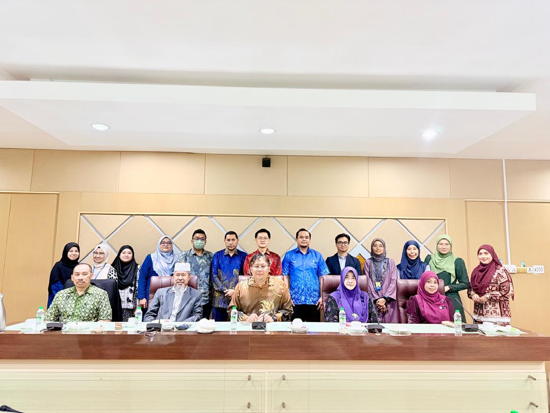 Mesyuarat bersama Panel Penilai Industri (Industry Advisory Panel) bagi Program Diploma Kejuruteraan Awam, Fakulti Teknologi Kejuruteraan Awam, UMPSA pada 27 November 2025 bertempat di Bilik Mesyuarat Senat UMPSA Kampus Gambang