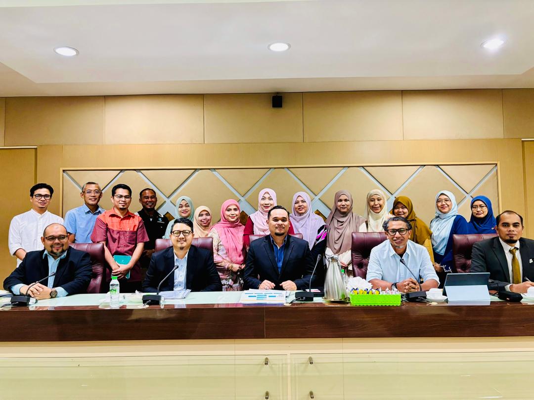 Mesyuarat bersama Panel Penilai Program dan Panel Penilai Industri bagi Program Sarjana Muda Teknologi Kejuruteraan Awam (Bangunan) Fakulti Teknologi Kejuruteraan Awam, UMPSA pada 1 Disember 2025 bertempat di Bilik Mesyuarat Senat UMPSA Kampus Gambang