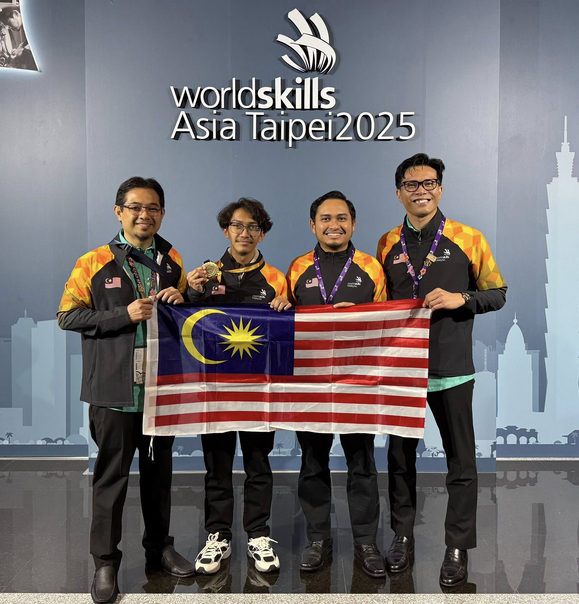 Setinggi-tinggi tahniah diucapkan kepada Peserta Negara Muhamad Nashrul Zulkifli, PM Dr. Ahmad Tarmizi Haron dan team yang berjaya merangkul Pingat Emas dan Best of Nation bagi Skills 58 - Digital Construction di Pertandingan WorldSkills Asia Taipei 2025!