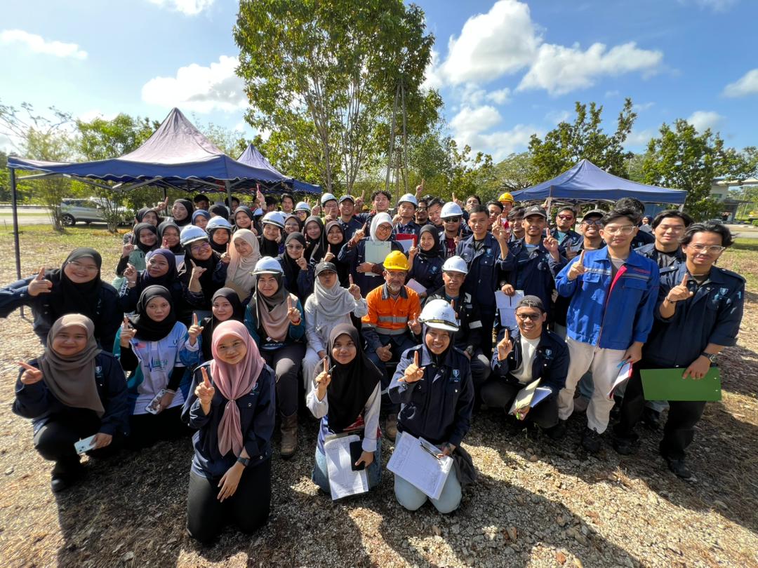 Aktiviti demonstrasi penyiasatan tapak melibatkan kerja-kerja Borehole Drilling dan Standard Penetration Test (SPT) di kawasan lapang UMPSA Kampus Gambang oleh pelajar BAA dan DRA Fakulti Teknologi Kejuruteraana Awam, UMPSA pada 7 Disember 2025 