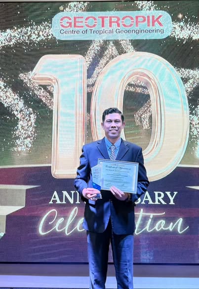 Sekalung tahniah diucapkan kepada PM Dr. Ramadhansyah Putra Jaya menerima Anugerah Kecemerlangan Felo Kebangsaan oleh GEOTROPIK-UTM bagi Kategori Kalam Wibawa (Penerbitan &amp; Penulisan Berimpak Tinggi) pada 16 Disember 2025 bertempat di Hotel Impiana, JB 