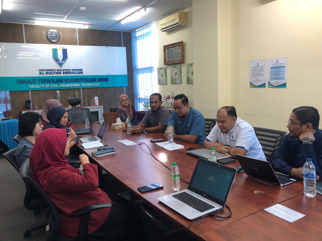 Sesi Audit Dalaman bagi Persediaan Penilaian Akreditasi Penuh MBOT untuk Program Sarjana Muda Teknologi Pembinaan Bangunan, Fakulti Teknologi Kejuruteraan Awam, UMPSA pada 23 Disember 2025 bertempat di Bilik Mesyuarat FTKA, UMPSA Gambang