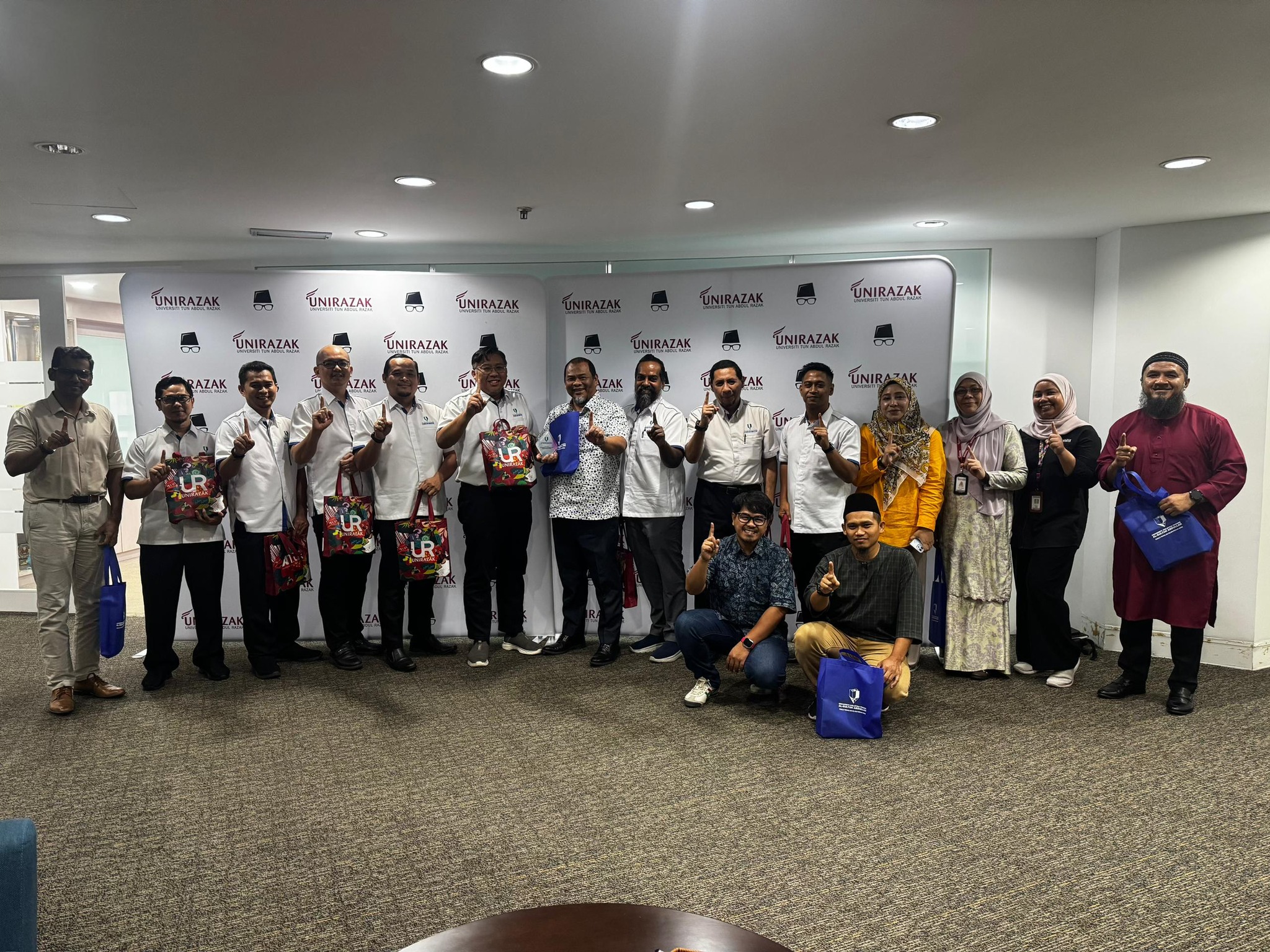 Pengurusan Fakulti Teknologi Kejuruteraan Awam, UMPSA diketuai oleh Dekan FTKA, Prof. Madya Dr. Noram Irwan Ramli telah mengadakan satu lawatan rasmi ke UniRAZAK bagi meneroka potensi kekerjasama strategik antara institusi pada 23 April 2026