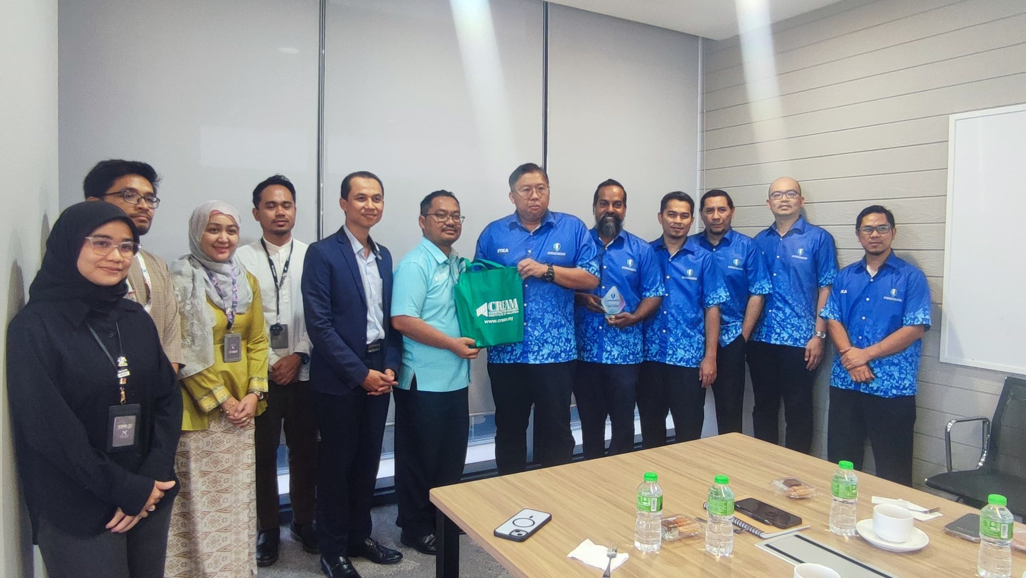 Lawatan rasmi telah diadakan oleh delegasi Fakulti Teknologi Kejuruteraan Awam, UMPSA yang diketuai oleh Dekan FTKA, Prof. Madya Dr. Noram Irwan Ramli ke CREAM CIDB bagi memperkasakan kolaborasi strategik antara universiti dan industri pada 24 April 2026