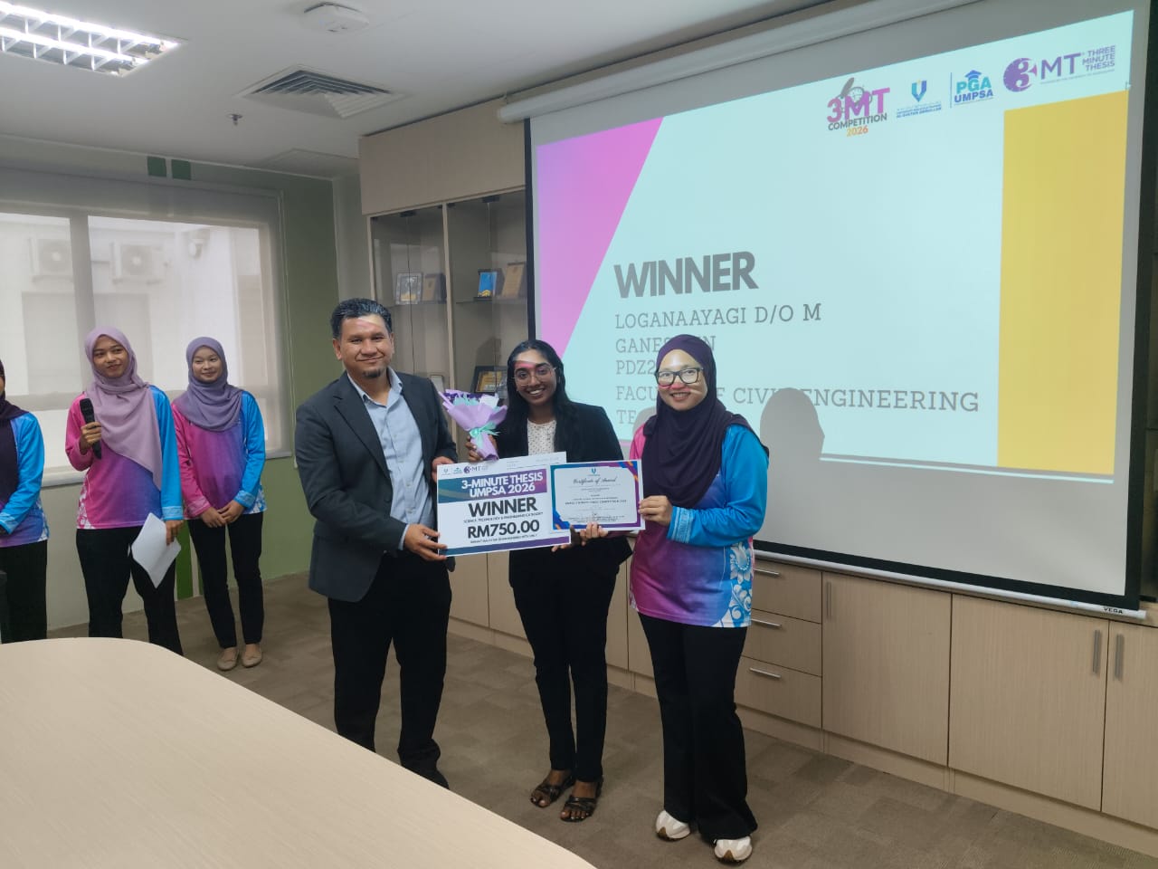 Tahniah diucapkan kepada pelajar program Doktor Falsafah FTKA iaitu Loganaayagi D/O M Ganesunn atas kemenangan TEMPAT PERTAMA Pertandingan 3 Minute Thesis (3MT) 2026 Peringkat UMPSA dengan tajuk “Beyond Coal” (Kategori Sciences, Technology &amp; Engineering)