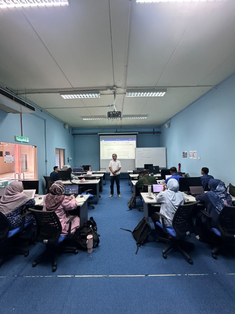 Sesi Perkongsian Kursus Engineering Drawing bersama Dr. Idris telah diadakan pada 1 Oktober 2026 bertempat di Bilik Kerja Makmal Survey. Sesi ini melibatkan kehadiran penuh para pengajar kursus Engineering Drawing daripada semua program akademik FTKA.