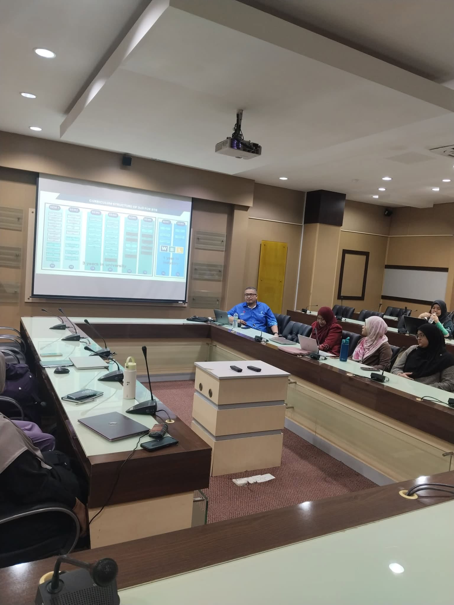 FTKA, UMPSA telah menganjurkan Sesi Perkongsian Amalan Terbaik Pembelajaran Berasaskan Kerja (Work-Based Learning - WBL) yang disampaikan oleh Ir. Dr. Aizat Alias bagi memperkasakan penawaran Program BTC dan BTV di FTKA pada 10 September 2026